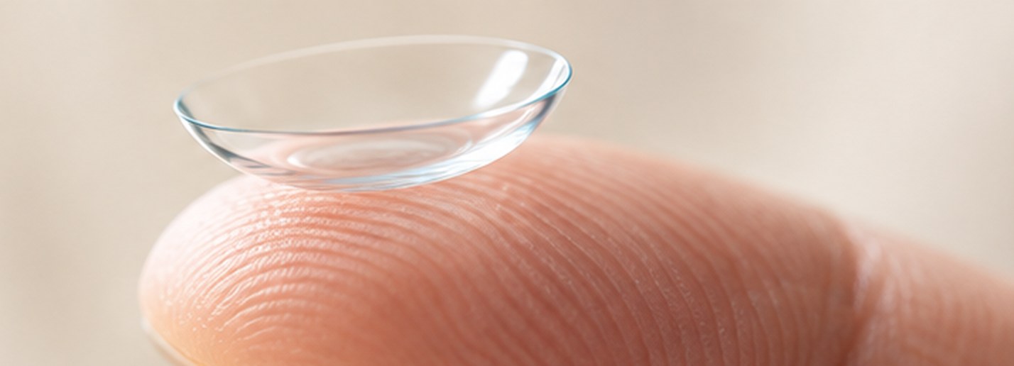 Lentille d'orthokératologie sur le bout du doigt